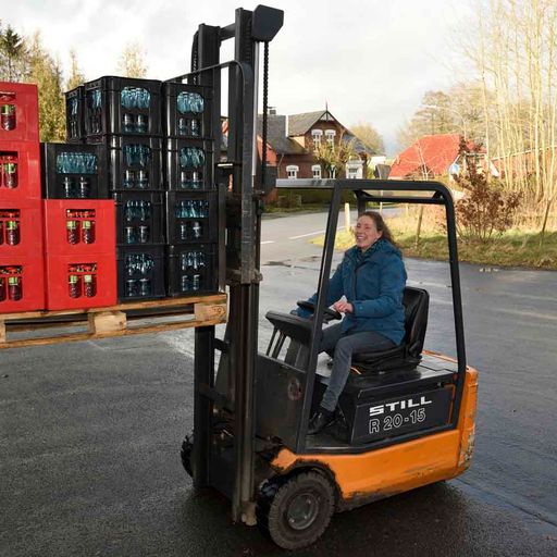 Gabelstapler verlädt Getränkekisten auf Palette